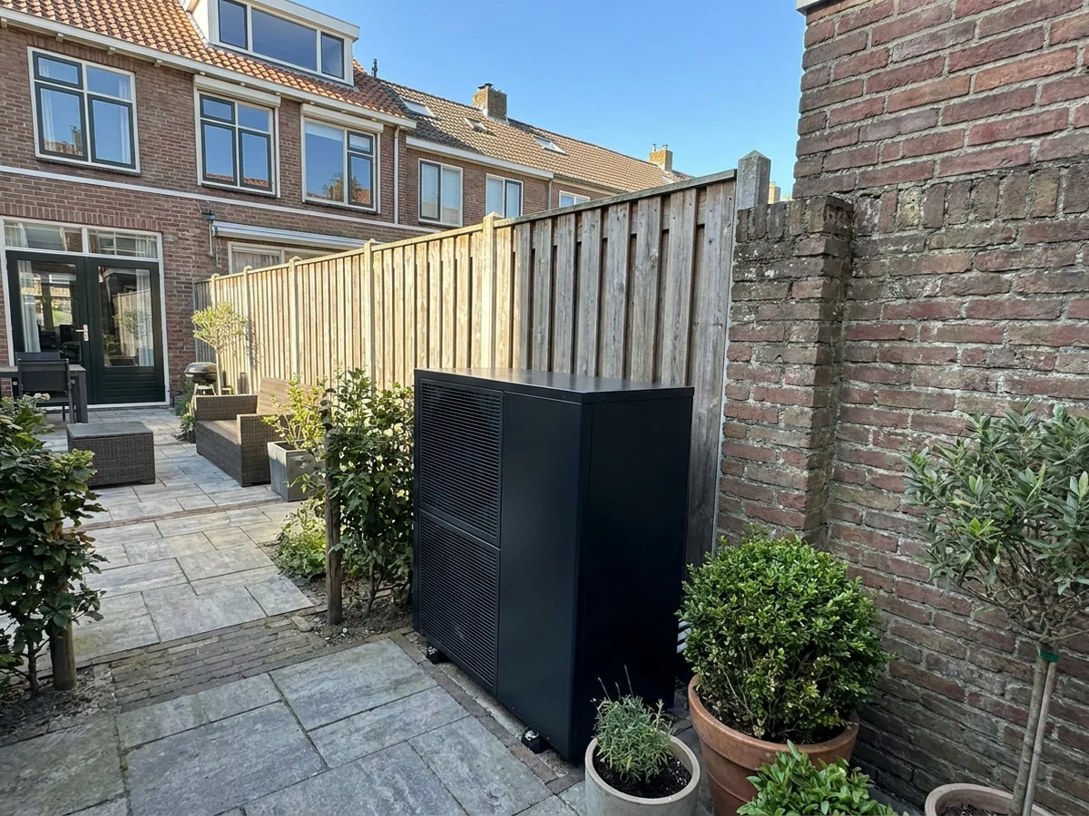 Warmtepomp in een rijtjeshuis met kleine tuin: ruimte, geluid en de buren